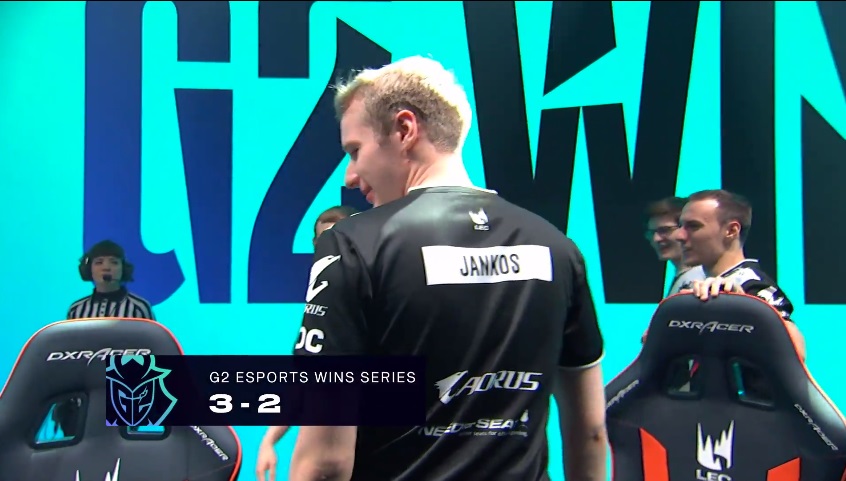 Jankos獲勝後想找Caps擁抱被無視，Jankos的背影顯得格外蕭瑟。 圖：翻攝自Twitch