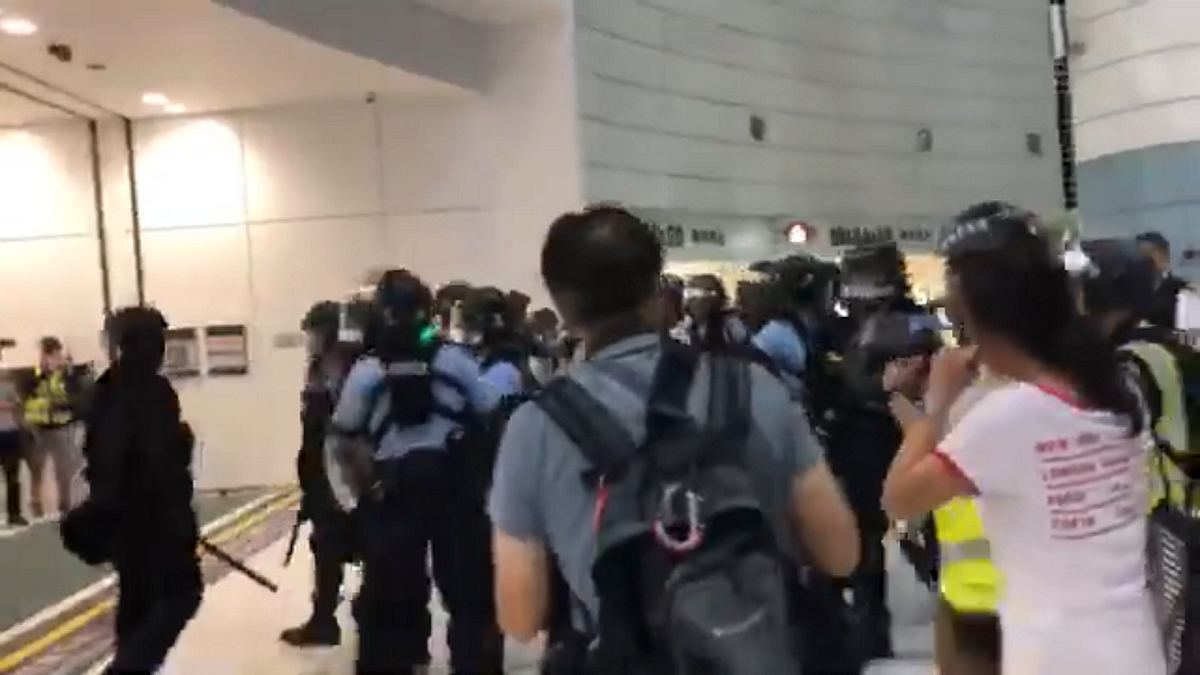 港鐵站湧現許多香港警察。 圖/翻攝自香港突發事故報料區