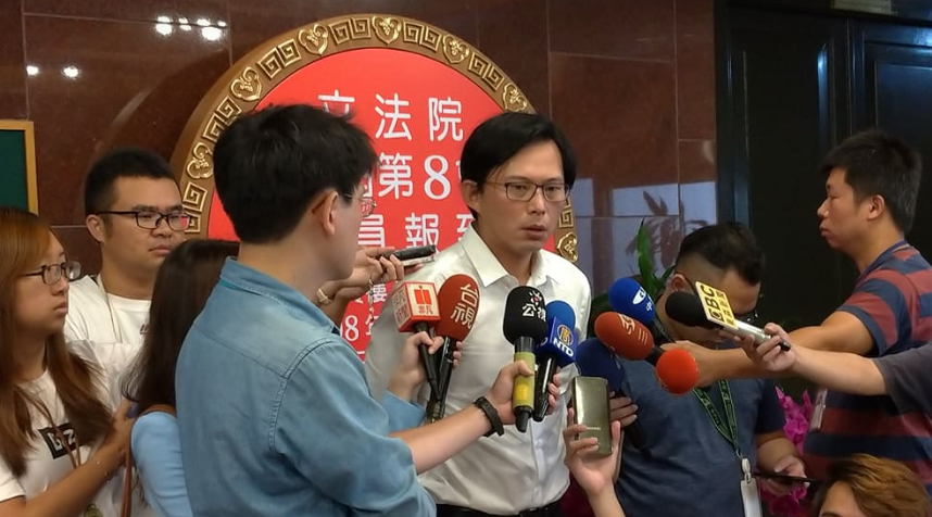 新會期開始，黃國昌前往報到。 圖:陳佩君/攝