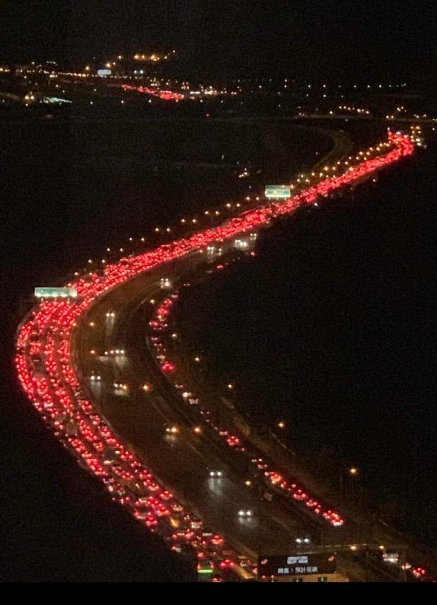 港民發起「#backhome」救援行動，5000輛私家車自動義載抗爭者回家，塞爆香港附近道路。 圖：翻攝自香港眾志推特