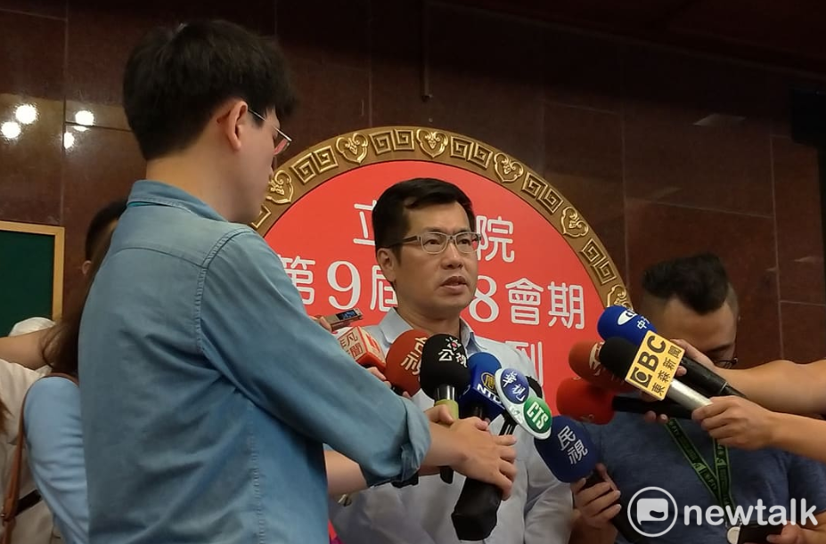 立法院第9屆第8會期今天開放委員報到，羅致政接受媒體訪問。 圖:陳佩君/攝