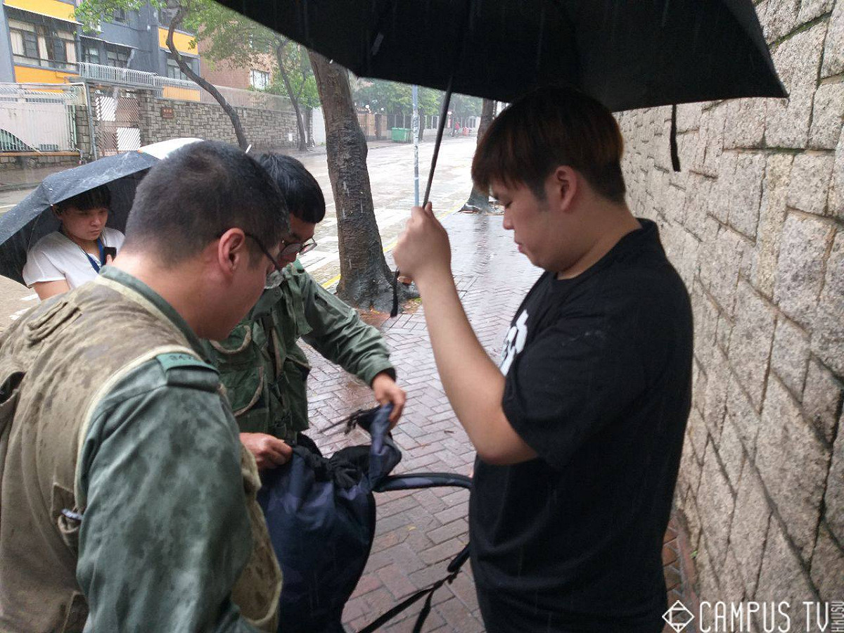 港警搜索相關人士的隨身物品。 圖：翻攝自香港大學校園電視臉書
