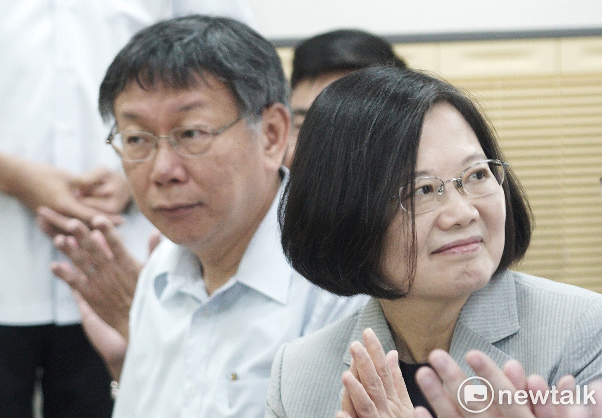 總統蔡英文（右）與台北市長柯文哲（左）。 圖：張良一 / 攝