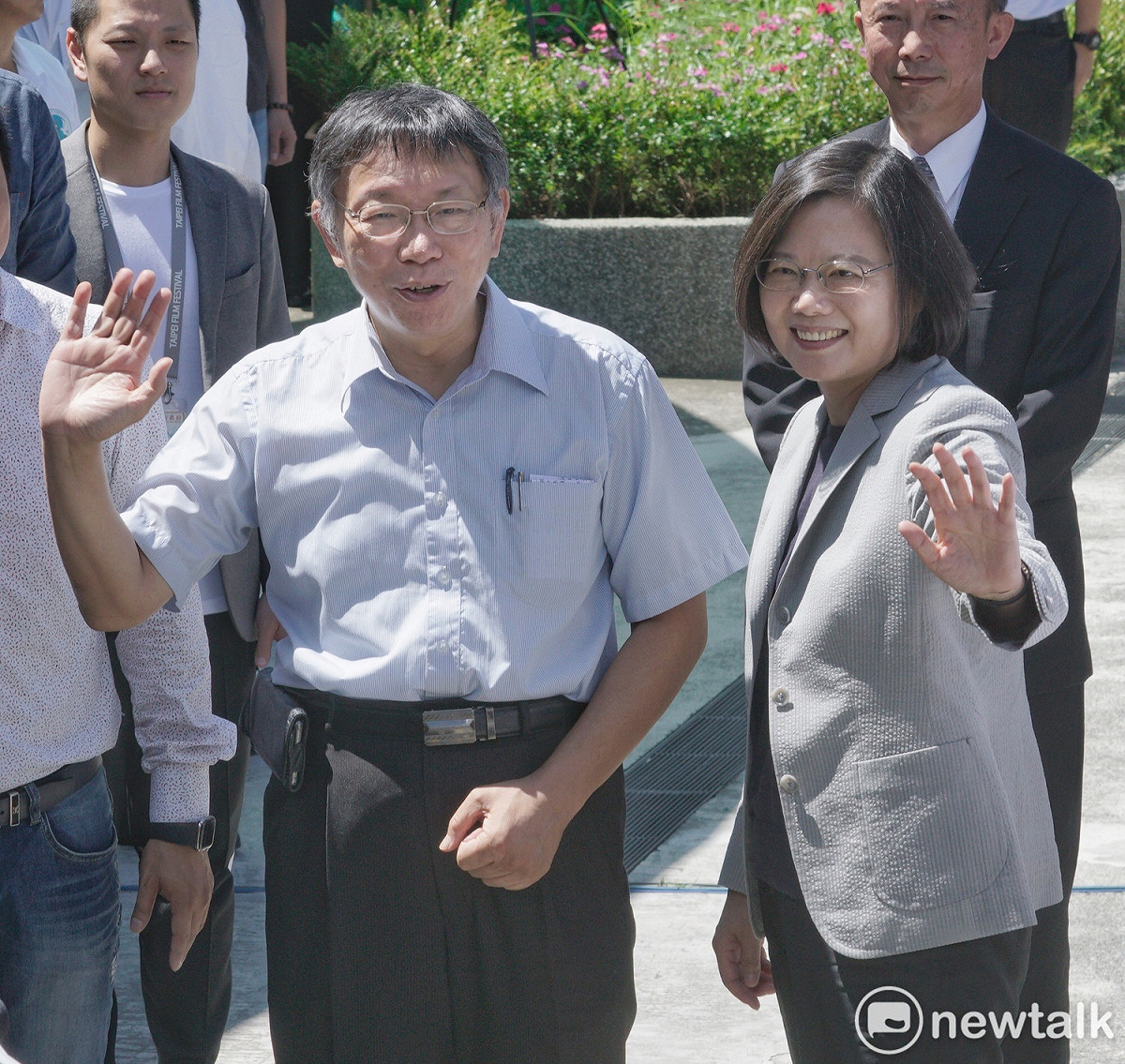 現場媒體要求蔡、柯兩人再度握手，兩人僅以揮手回應。 圖：張良一 / 攝