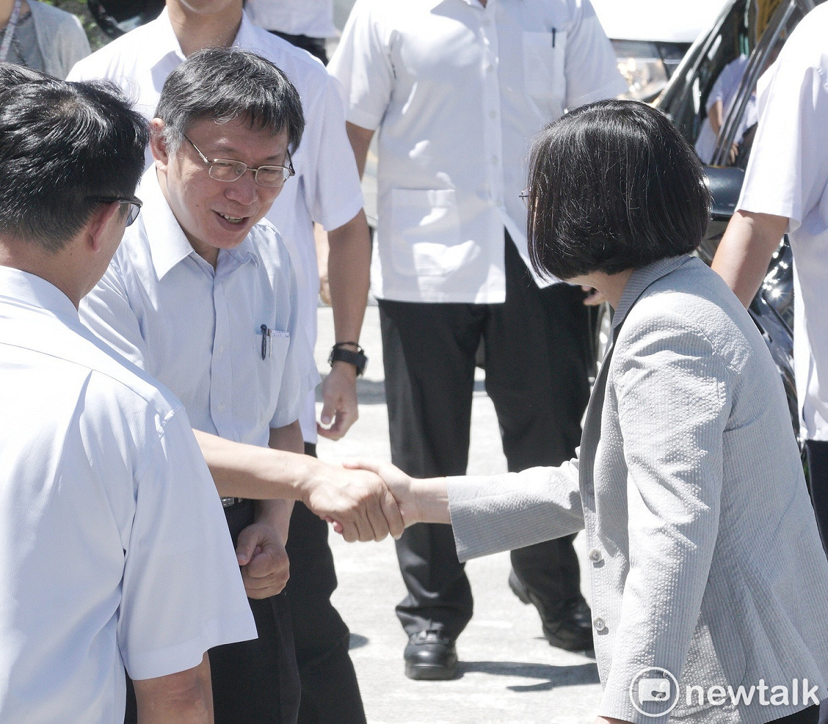 總統蔡英文抵達記者會現場，下車後，便與台北市長柯文哲握手致意。 圖：張良一 / 攝