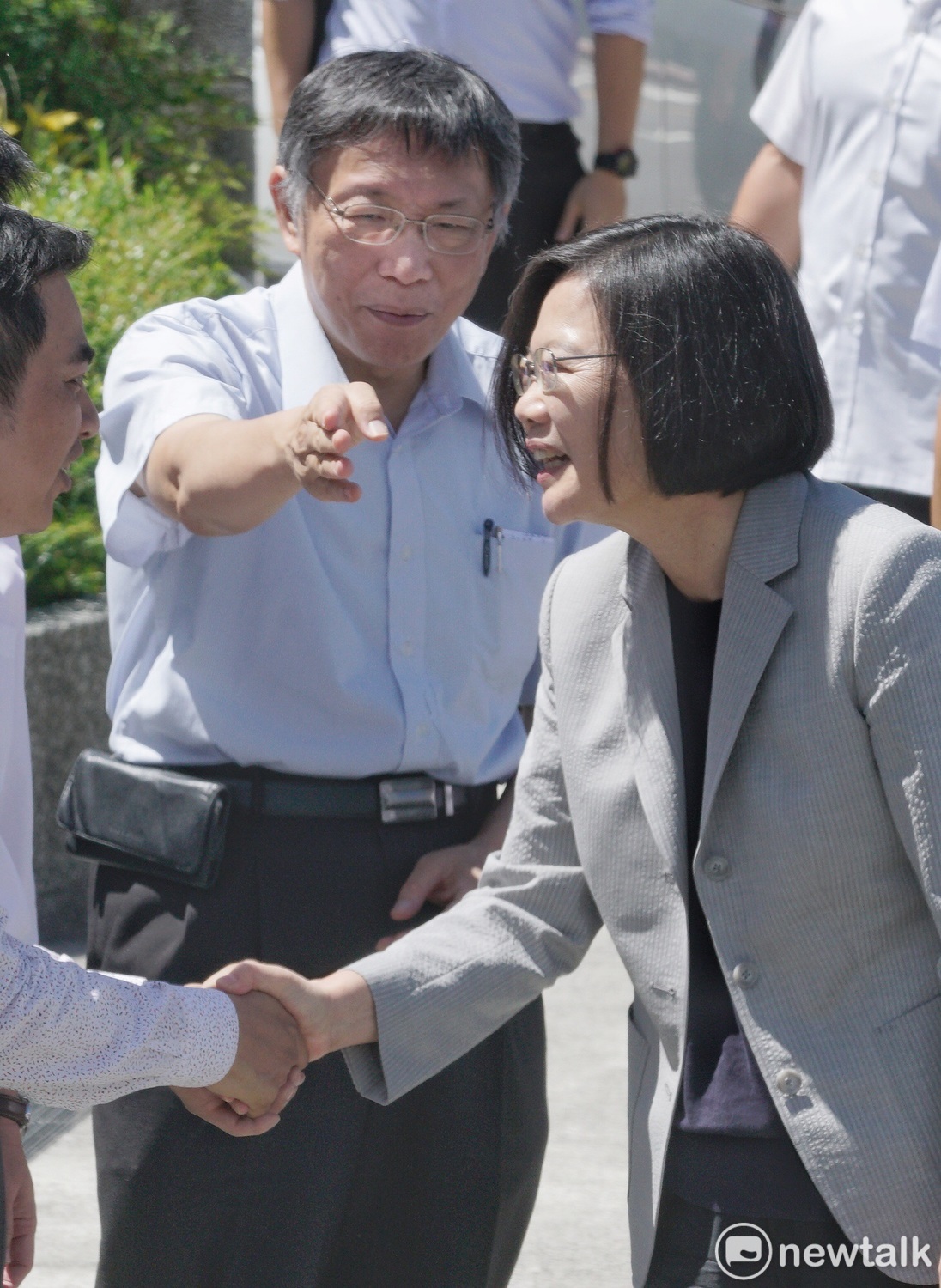 總統蔡英文抵達記者會現場，與中華民國汽車運輸業駕駛員全國總工會理事長鄭力嘉握手致意。 圖：張良一 / 攝