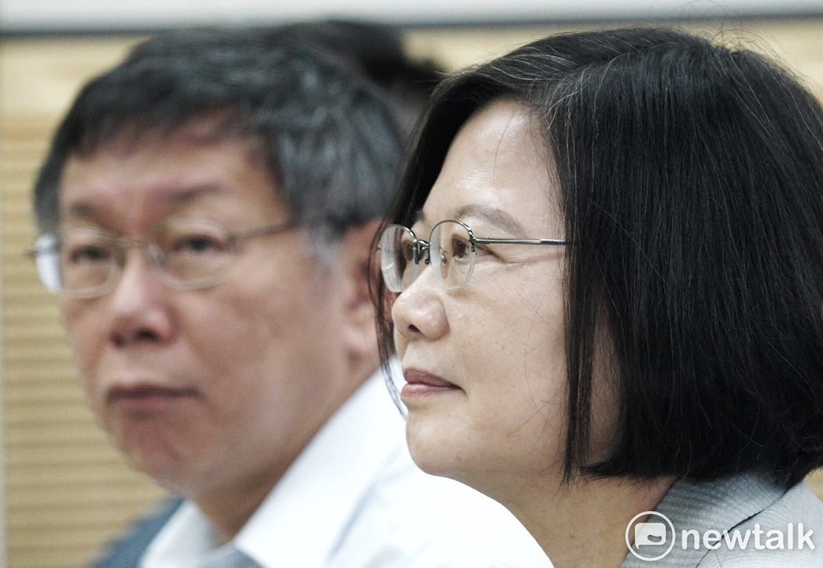總統蔡英文、台北市長柯文哲共同出席「全國計程車產業提升服務2.0計畫暨老舊計程車汰舊換新成果展示與發表記者會」，兩人比鄰而坐，互動不多。 圖：張良一 / 攝