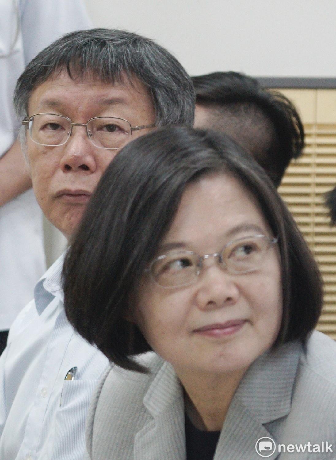 總統蔡英文、台北市長柯文哲共同出席「全國計程車產業提升服務2.0計畫暨老舊計程車汰舊換新成果展示與發表記者會」，兩人比鄰而坐，但是互動不多。 圖：張良一 / 攝