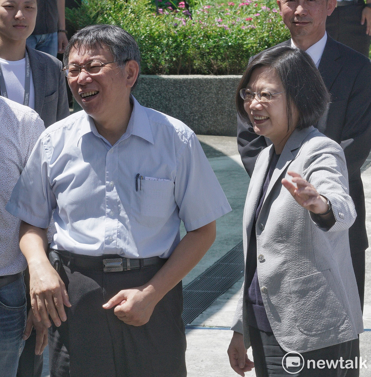 現場媒體要求蔡、柯兩人可以再握手一次讓媒體拍攝，但柯不願意握手，僅揮手向媒體致意。 圖：張良一 / 攝