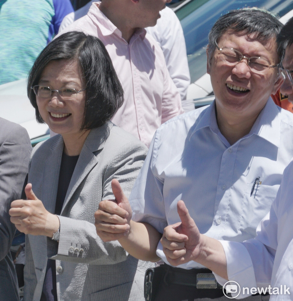總統蔡英文、台北市長柯文哲一起參觀新車及多元計程車款式發表會，媒體頻頻追問柯文哲是否當面問蔡總統「台灣價值」，讓柯文哲露出無奈的表情。 圖：張良一 / 攝
