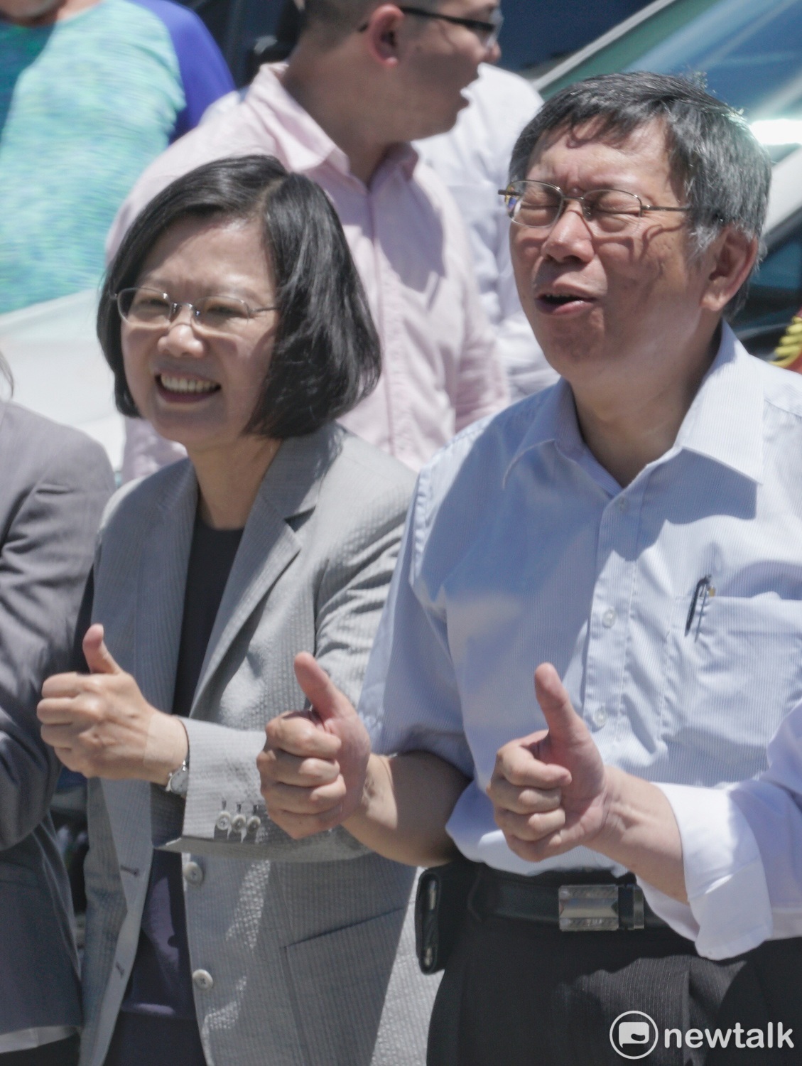 總統蔡英文、台北市長柯文哲一起參觀新車及多元計程車款式發表會，媒體頻頻追問柯文哲是否當面問蔡總統「台灣價值」，讓柯文哲露出無奈的表情。 圖：張良一 / 攝