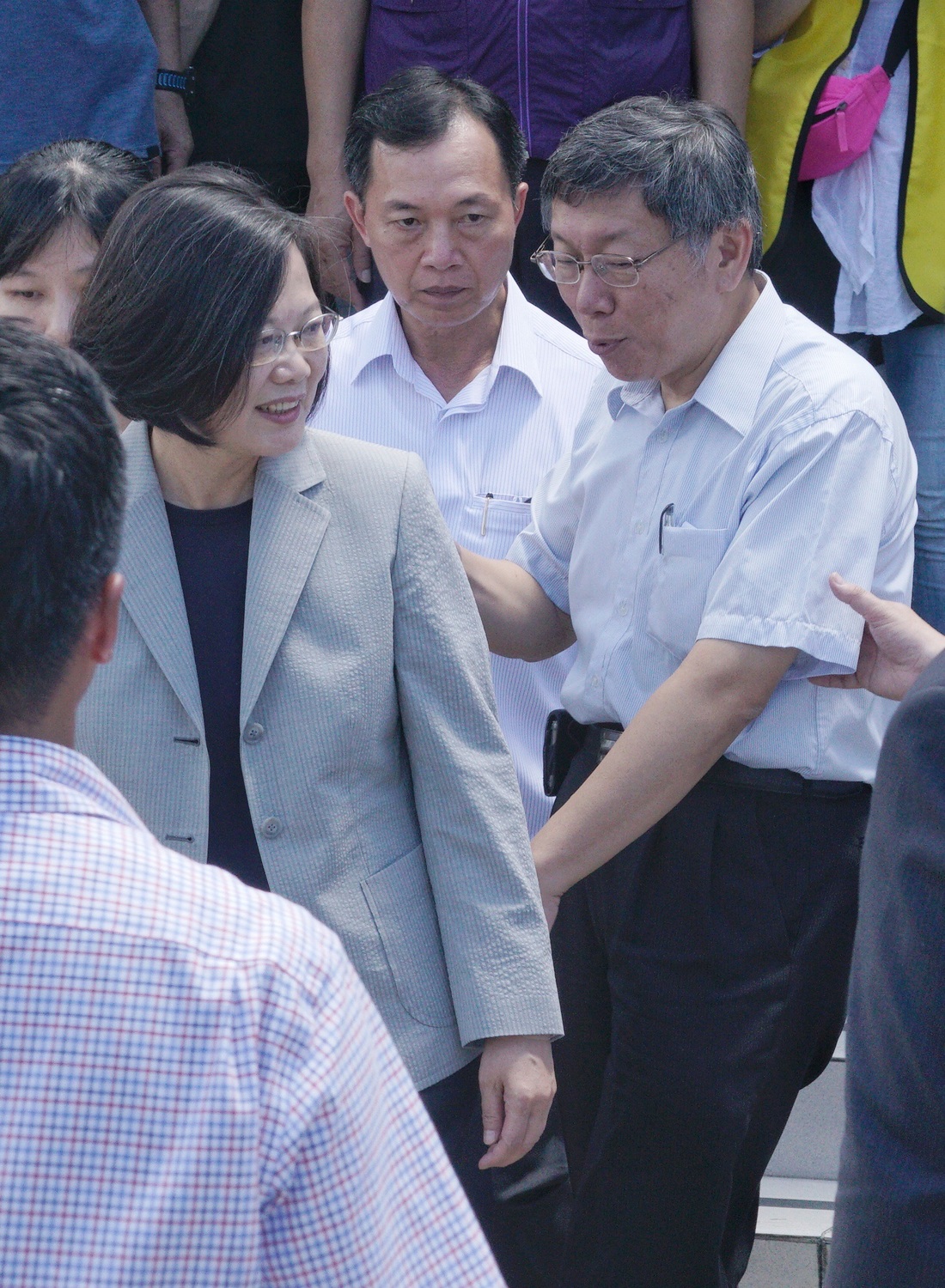 總統蔡英文、台北市長柯文哲今(2)日共同出席「全國計程車產業提升服務2.0計畫暨老舊計程車汰舊換新成果展示與發表記者會」，蔡柯兩人步出發表會會場，參觀計程車時，回頭看了一眼柯市長，看看柯有無跟上。 圖：張良一 / 攝