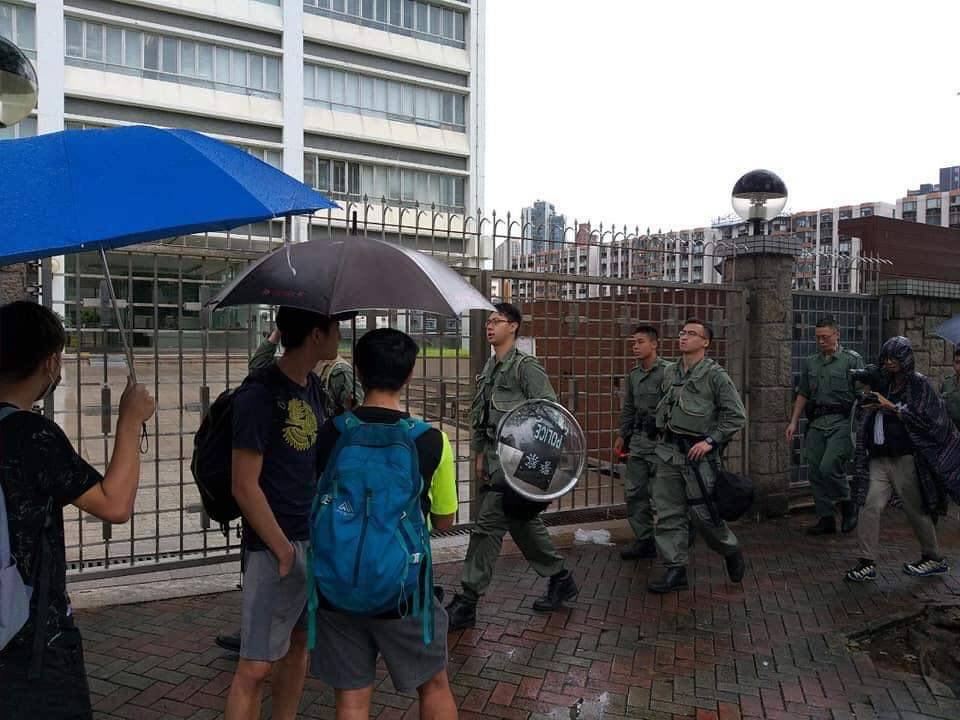 在香港喇沙書院，有部分學生在上課前默站，但引起警方上前關心。 圖：翻攝桑普臉書