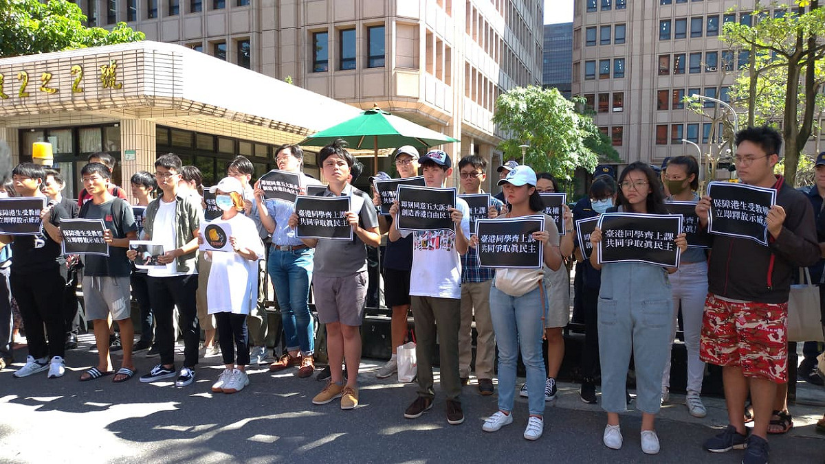 「台港同學齊上課、共同爭取真民主！」學生與公民團體今天下午聚集中央聯合辦公大樓。 圖:陳佩君/攝