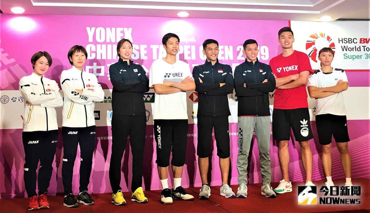 2019中華台北羽球公開賽賽前記者會，我國一哥周天成(右五)、混雙王齊麟(右二)/程琪雅(右一)受邀出席。 圖／鍾東穎攝 ,2019.09.02