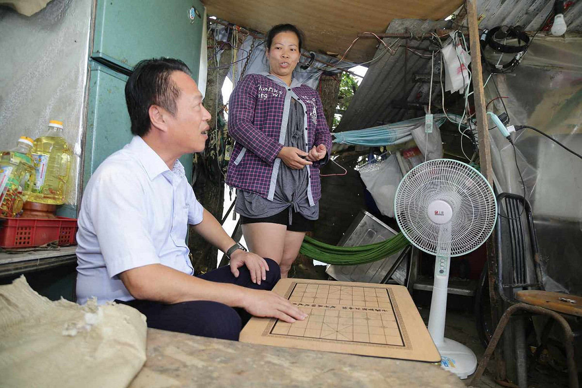嘉義縣長翁章梁體驗黃小妹的折疊桌。 圖：嘉義縣政府/提供
