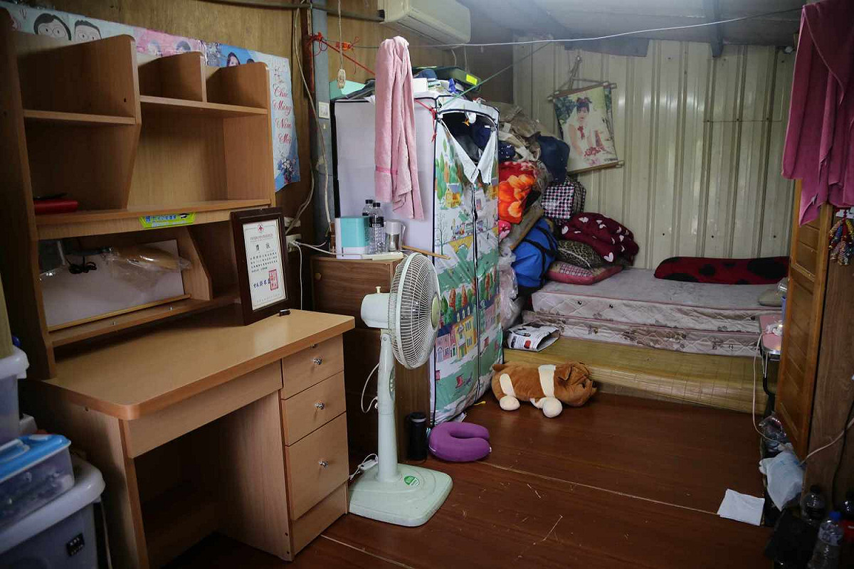 黃小妹一家擠在狹小的貨櫃屋裡，左為教育部長潘文忠送的書桌。 圖：嘉義縣政府/提供