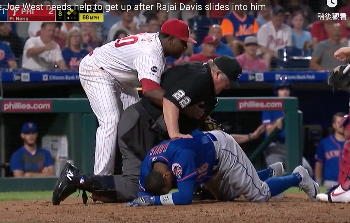 66歲資深裁判Joe West，軟腳趴在Rajai Davis戴維斯身上，在旁人攙扶下才緩緩起身。 圖／翻攝自YOUTUBE