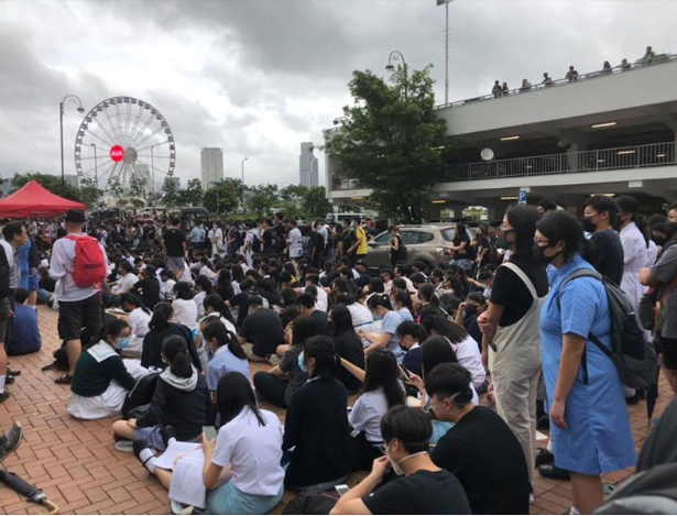 除了大學生參與罷課行動，香港中學生也在中環愛丁堡廣場，響應中學生罷課集會。 圖：翻攝桑普臉書