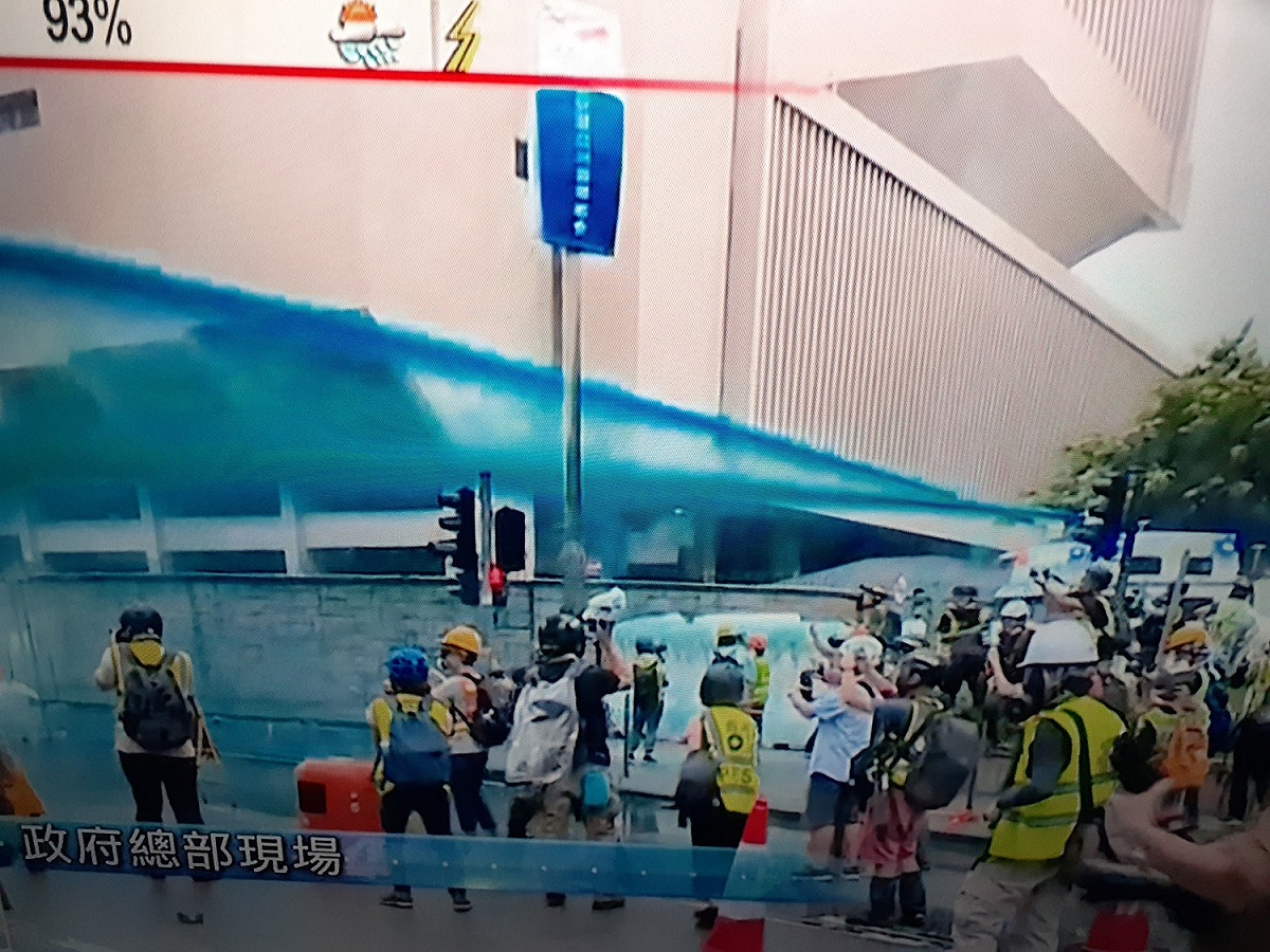 港警在8月31日的拘捕行動中，出動多輛裝有「藍液」的水砲車。 圖 : 翻攝自香港電視台畫面