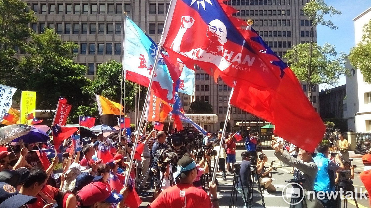 國民黨於立法院外舉行向軍人致敬活動。 圖：黃建豪/攝