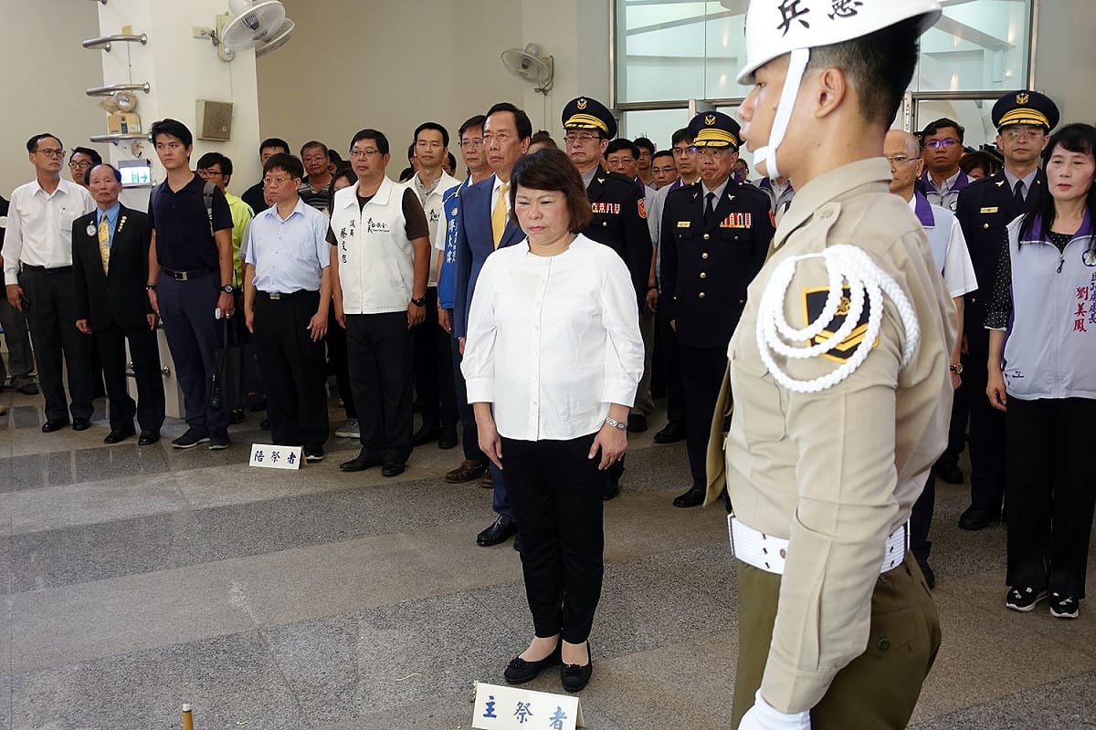 殉職鐵路警察李承翰入祀忠烈祠，嘉義市長黃敏惠擔任主祭官，進行秋祭大典，追悼為國犧牲烈士，鴻海創辦人郭台銘也出席弔念。 圖：嘉義市政府／提供