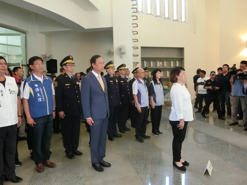 殉職鐵路勇警李承翰入祀忠烈祠，郭台銘到場致意。 圖：讀者提供