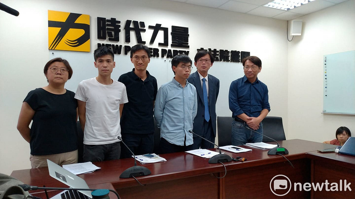 黃之峰一行人下午拜會時力黨團。 圖:陳佩君/攝