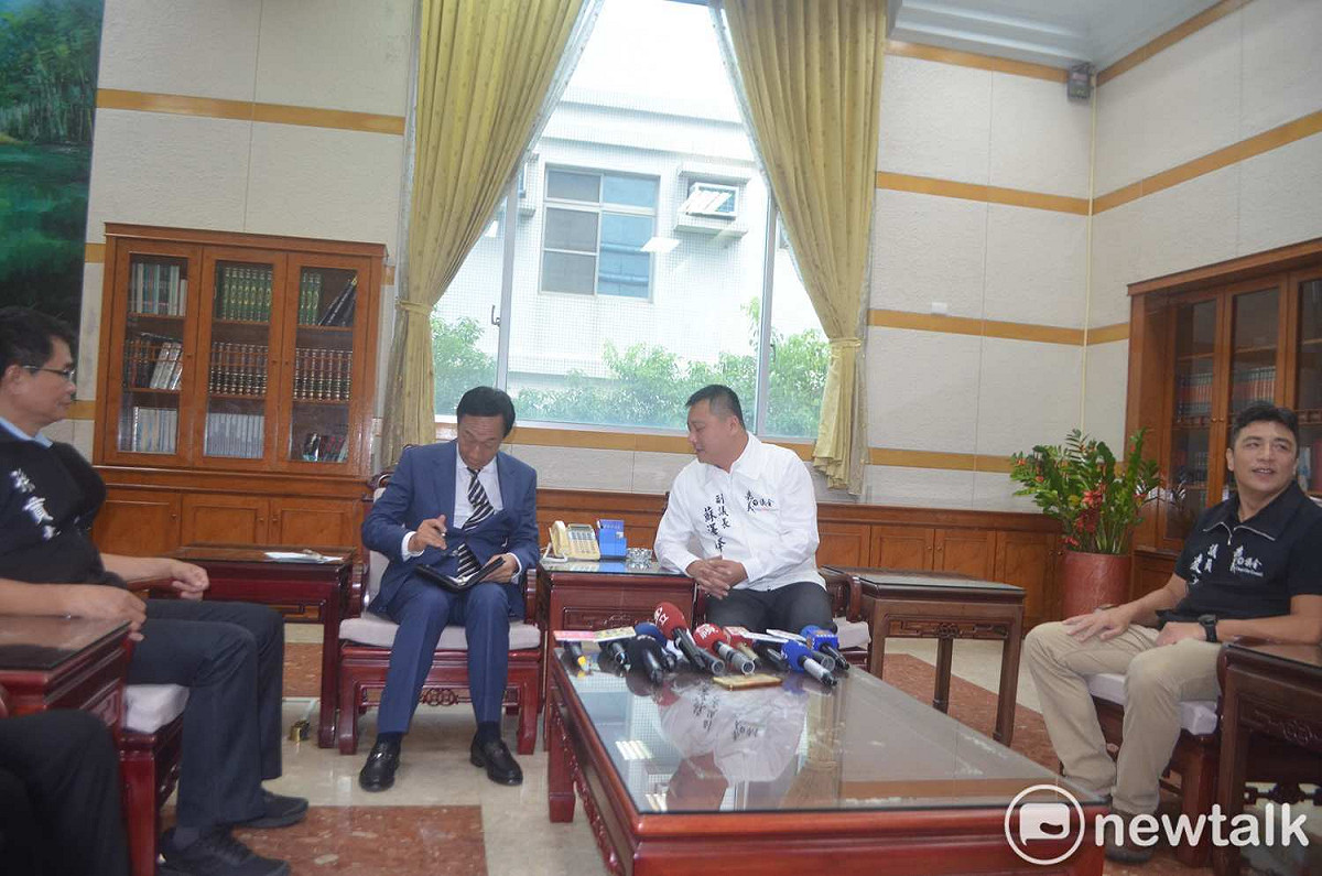 嘉義市議會副議長蘇澤峰向郭台銘要簽名。 圖：蔡坤龍/攝