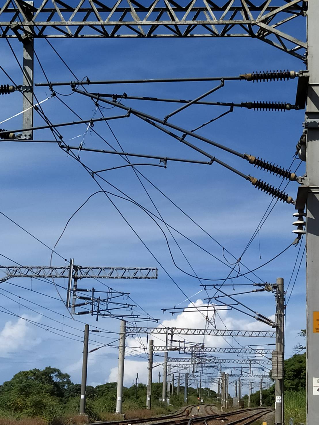 台鐵今（3）日下午2時19分接獲通報，新竹北湖站集電弓歪斜、電車線斷落，目前北湖站雙線不通 圖：台鐵/提供