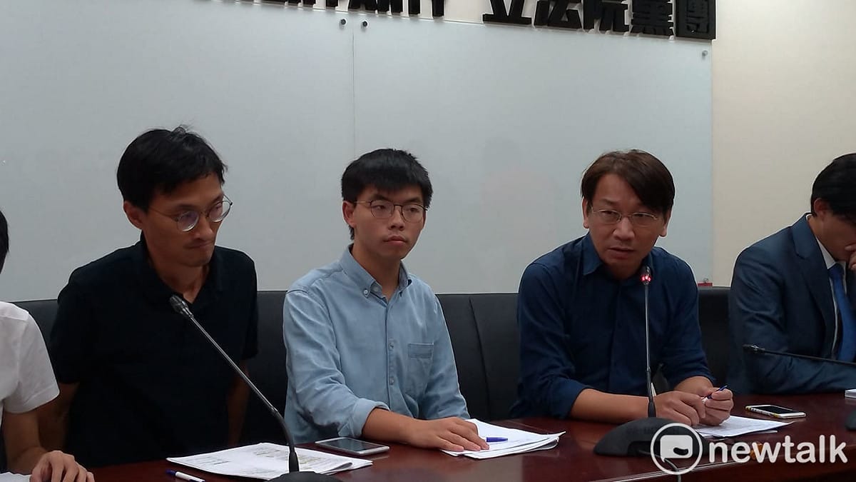 香港眾志秘書長黃之鋒(圖中)今天搭機訪台，與朝野政黨交流。 圖:陳佩君/攝