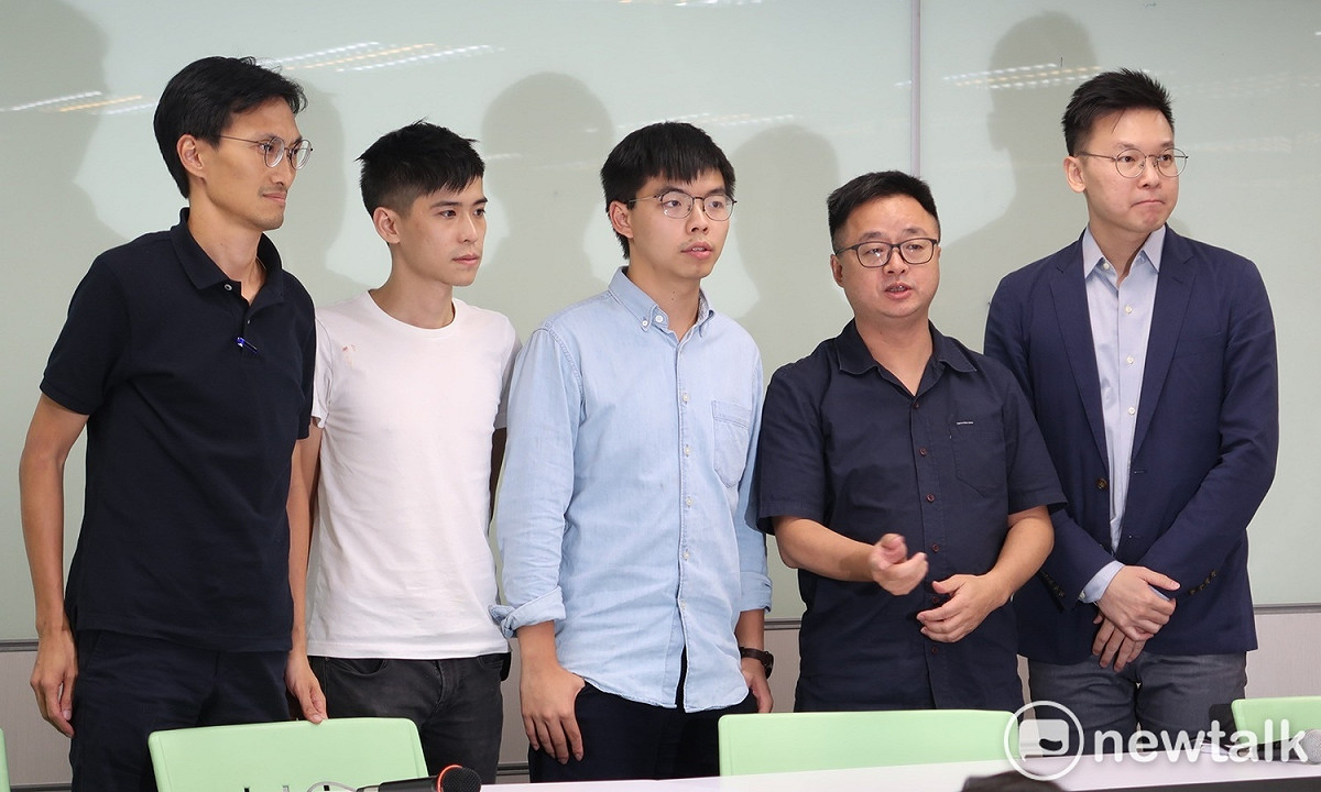 香港眾志秘書長黃之鋒、香港立法會議員朱凱迪、前學聯秘書長岑敖暉（由右至左）等人今日先後拜會民進黨中央。 圖：林朝億/攝