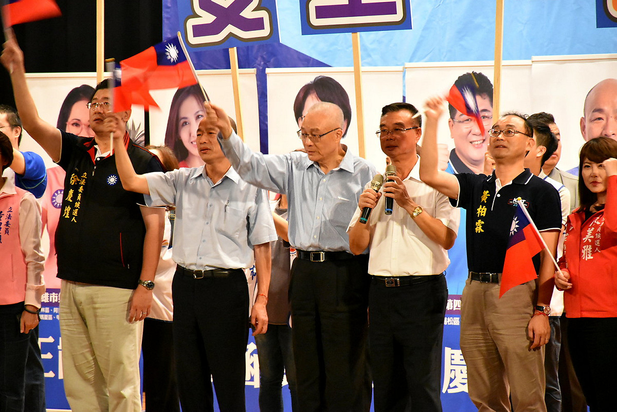 韓國瑜（左二）、吳敦義（左三）同台破除換瑜傳言。 圖：孫家銘／攝