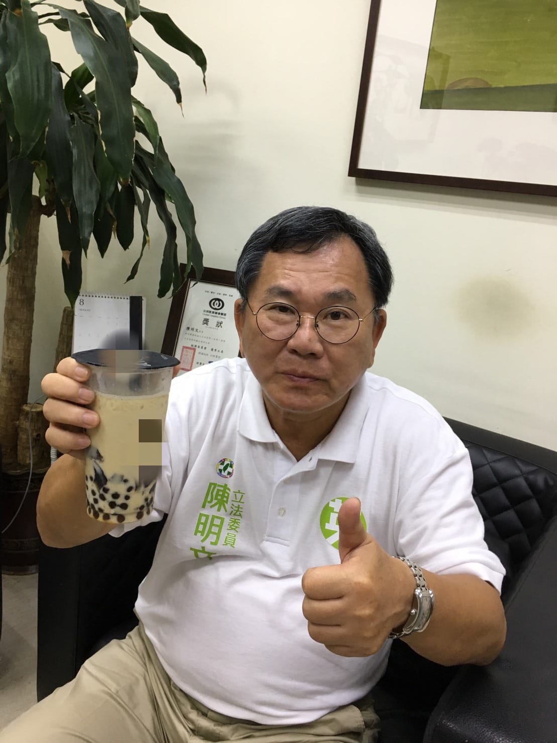 立委陳明文成了珍珠奶茶代言人。 圖：陳明文服務處/提供