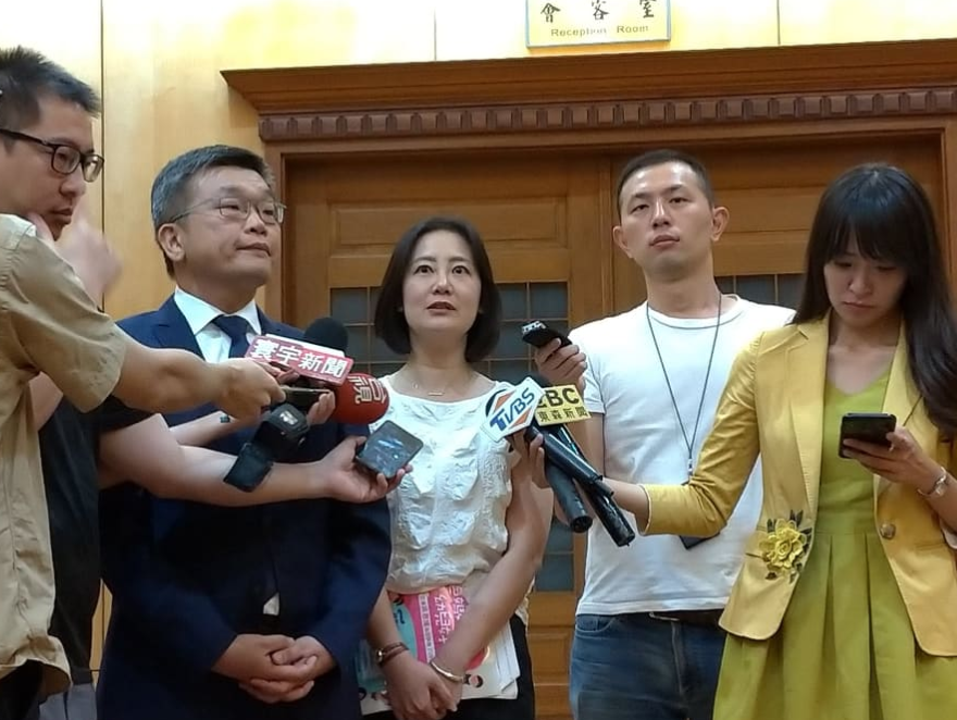 蔡其昌、吳思瑤今天與黃之鋒會面交流。 圖:陳佩君/攝