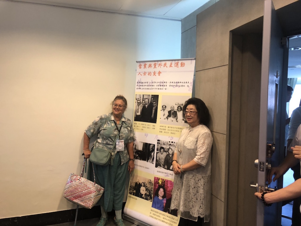 人權運動者艾琳達（Linda Gail Arrigo、施明德前妻）和教育部次長范巽綠細詳當年照片。艾林達說，陳菊與雷震當年參加她和施明德喜宴的合照，並指她曾送藍色長袍給被關進看守所的陳菊。 圖：政大雷震研究中心提供