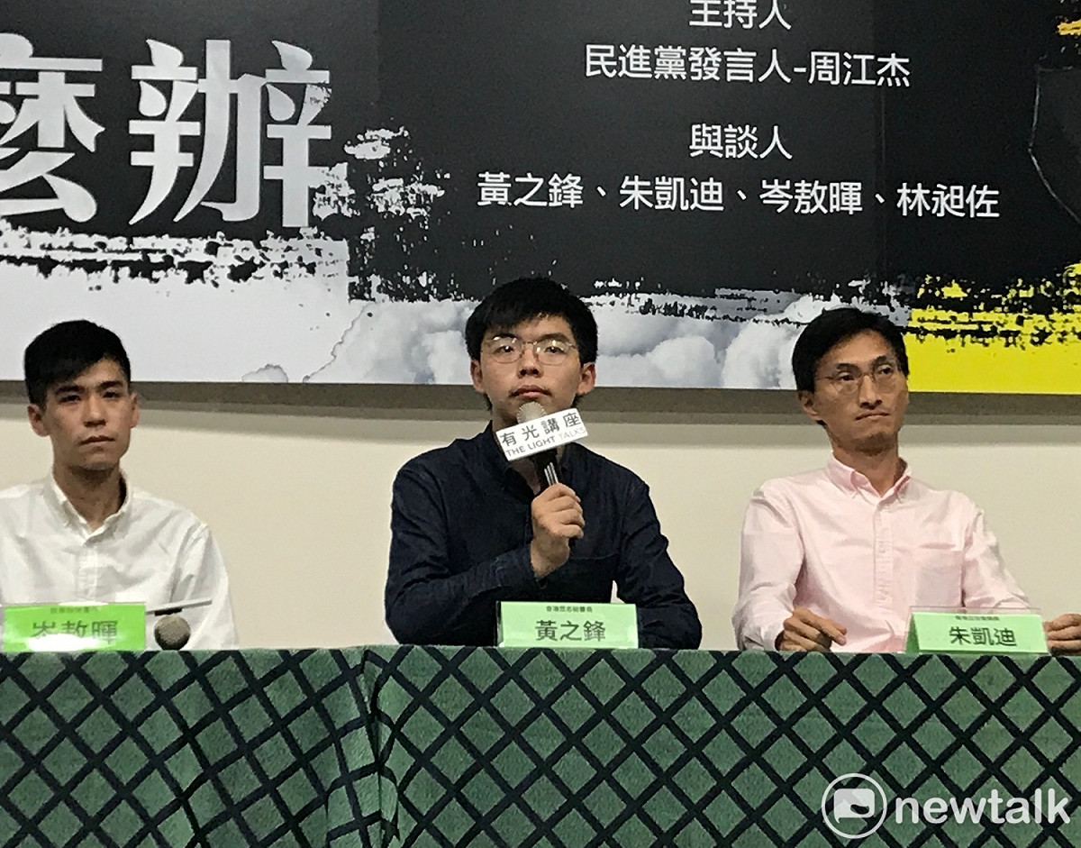 香港眾志秘書長黃之鋒（中）、立法會議員朱凱迪（右）與學聯前秘書長岑敖暉（左）。 圖：周煊惠 / 攝