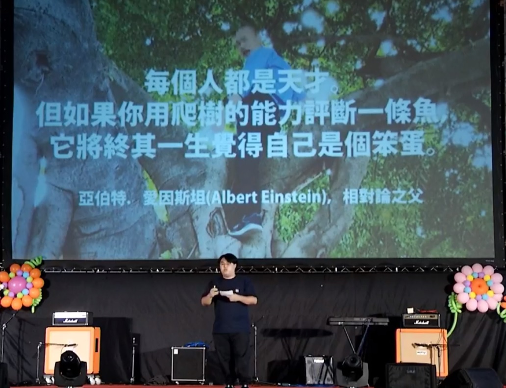 政大新生訓練之中，學生會長柯嘉偉向大一新生進行學生會的介紹，以及給在場新生一點勉勵，突出現日前韓國瑜爬樹的照片，引發熱議。。 圖：翻攝自政大課外活動組臉書