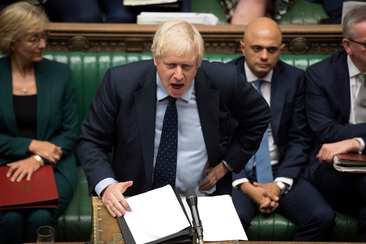 英國首相強生）前）被對手虧沒有朋友，果然在國會表決連續吃敗仗。 圖：翻攝自英眾議院推特