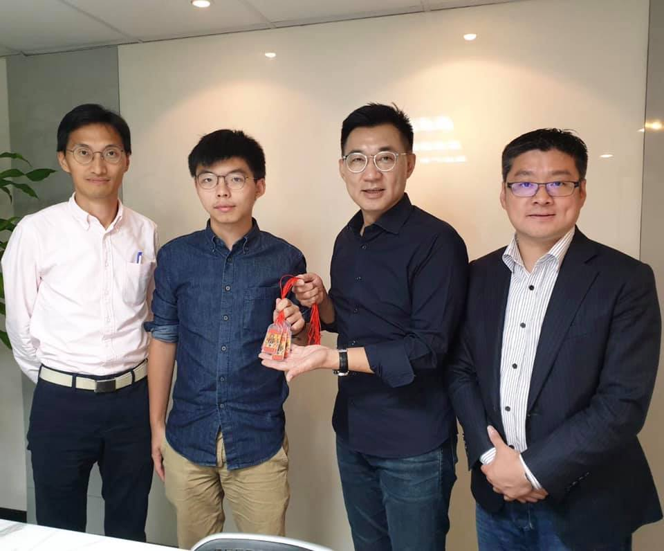 香港眾志秘書長黃之鋒、立法會議員朱凱迪與前學聯秘書長岑敖暉近日來台訪問，昨(4)日與國民黨立委江啟臣、台北市議員徐弘庭會面。 圖：擷取自黃之鋒臉書