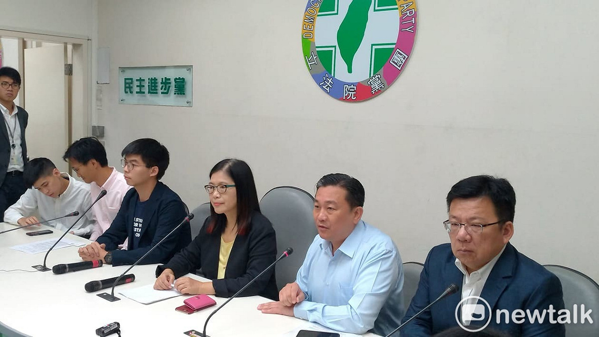黃之鋒一行人今天前往民進黨團交流。 圖 : 陳佩君/攝