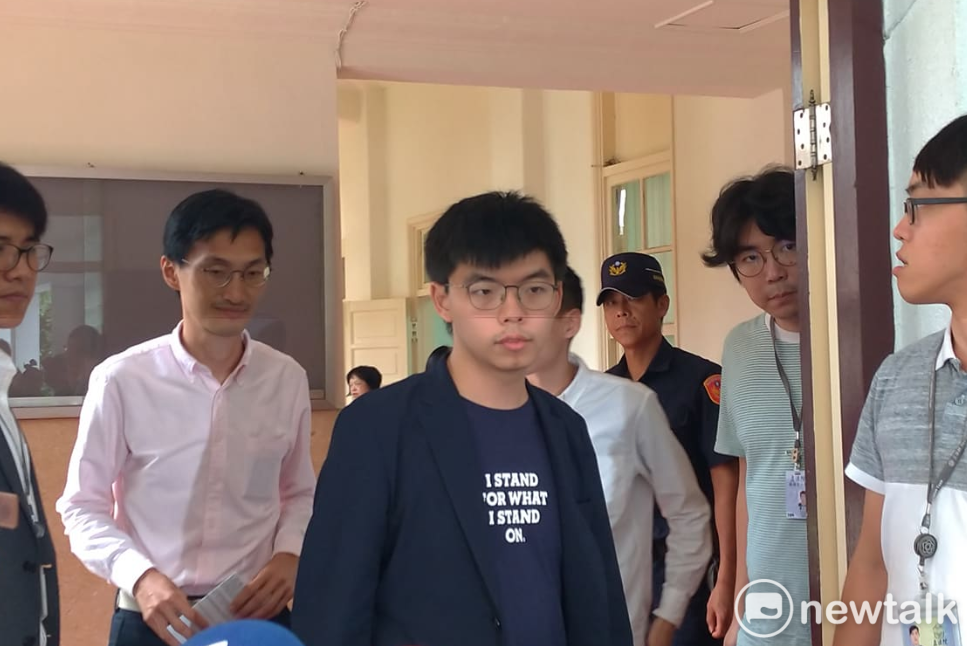 黃之鋒一行人今天前往民進黨團交流。    圖 : 陳佩君/攝