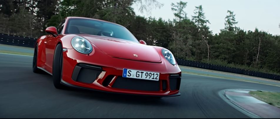 保時捷（Porsche），昨（4）發布旗下首款純電動車「Taycan」，目前已接獲約3萬筆訂單。 圖：翻攝自保時捷官方YouTube