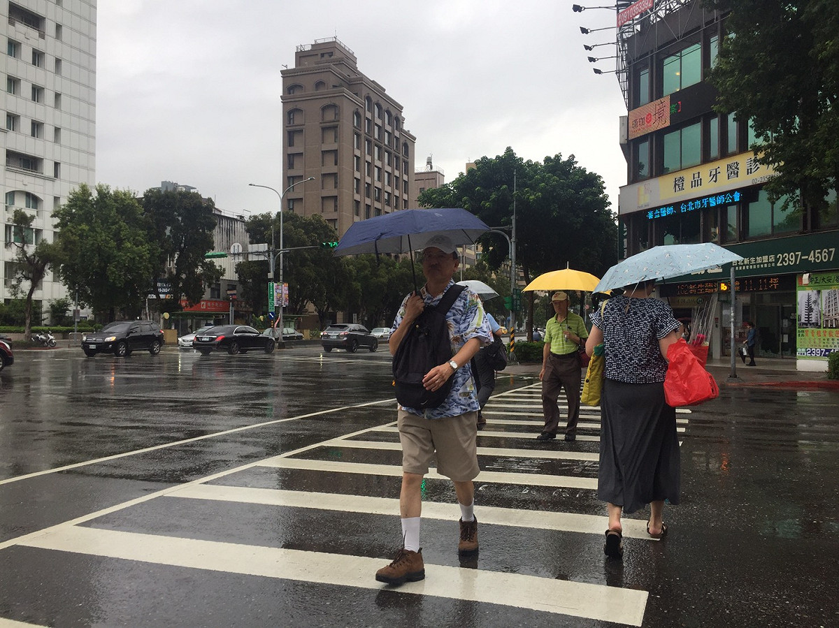 今（6）天上半天，北部、宜蘭地區持續受颱風外圍環流影響，還是會有間歇性的雨勢，外出要記得帶傘。 圖：閻芝霖/攝