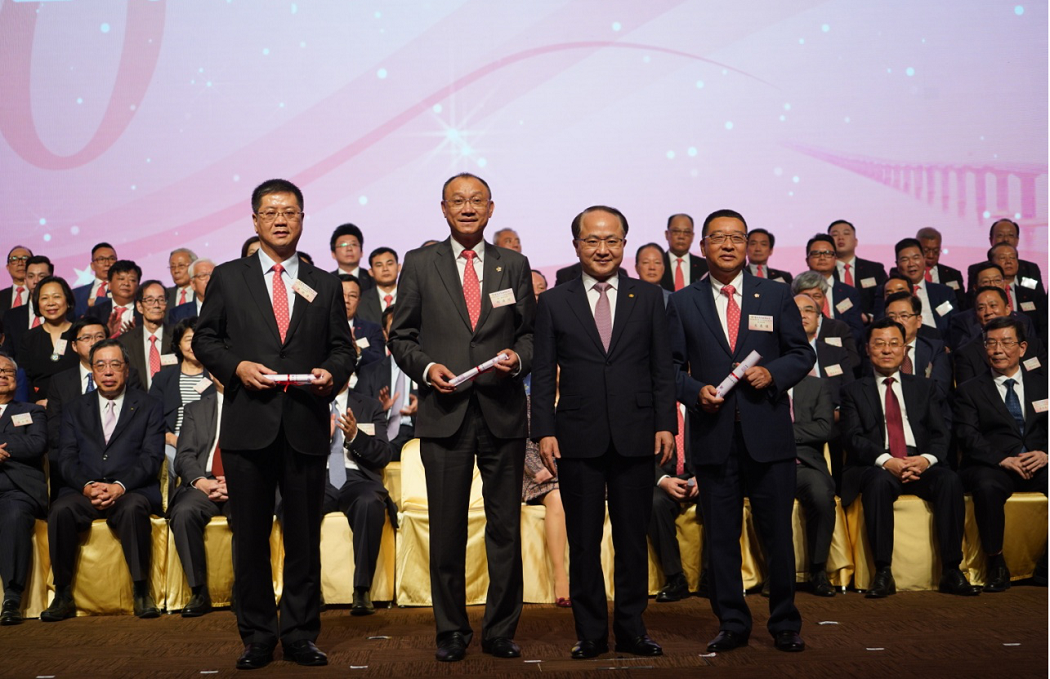 中國中央人民政府駐香港特別行政區聯絡辦公室主任王志民（前排右二），傳出可能遭拔官。 圖：翻攝自中聯辦官網