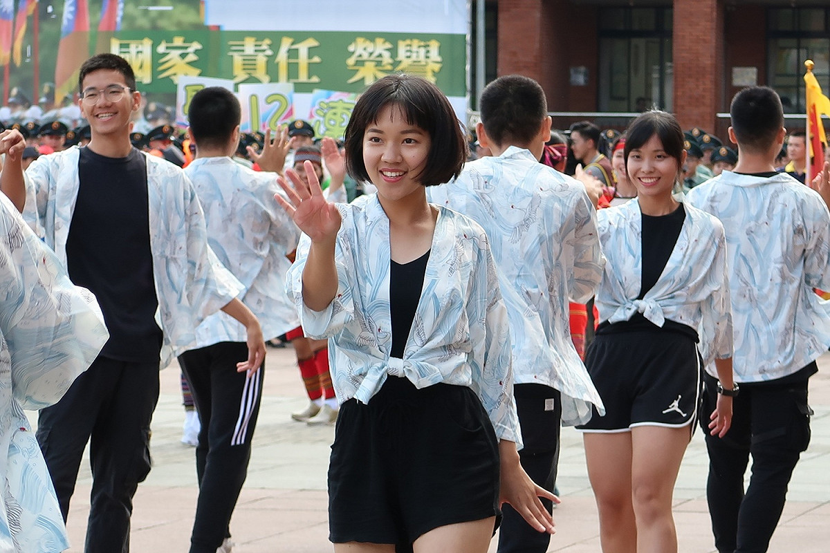 三軍專科學校的學長、學姐表演熱舞。 圖：林朝億/攝