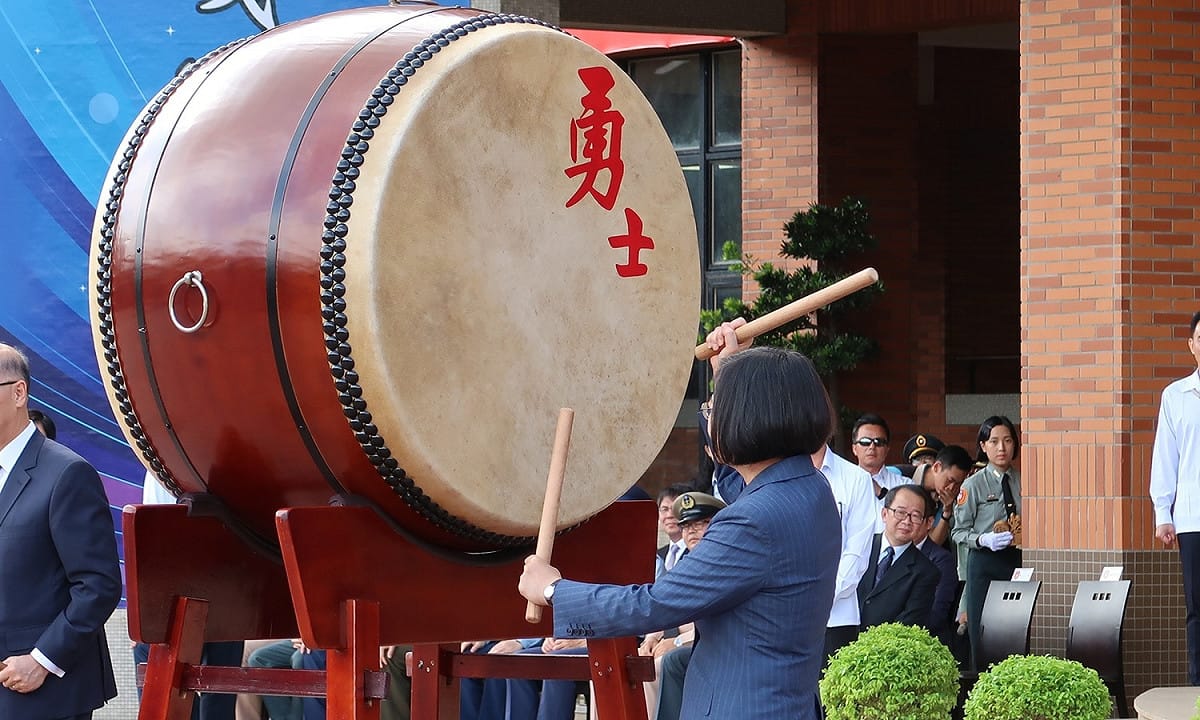 總統蔡英文擊鼓鼓勵學生。 圖：林朝億/攝