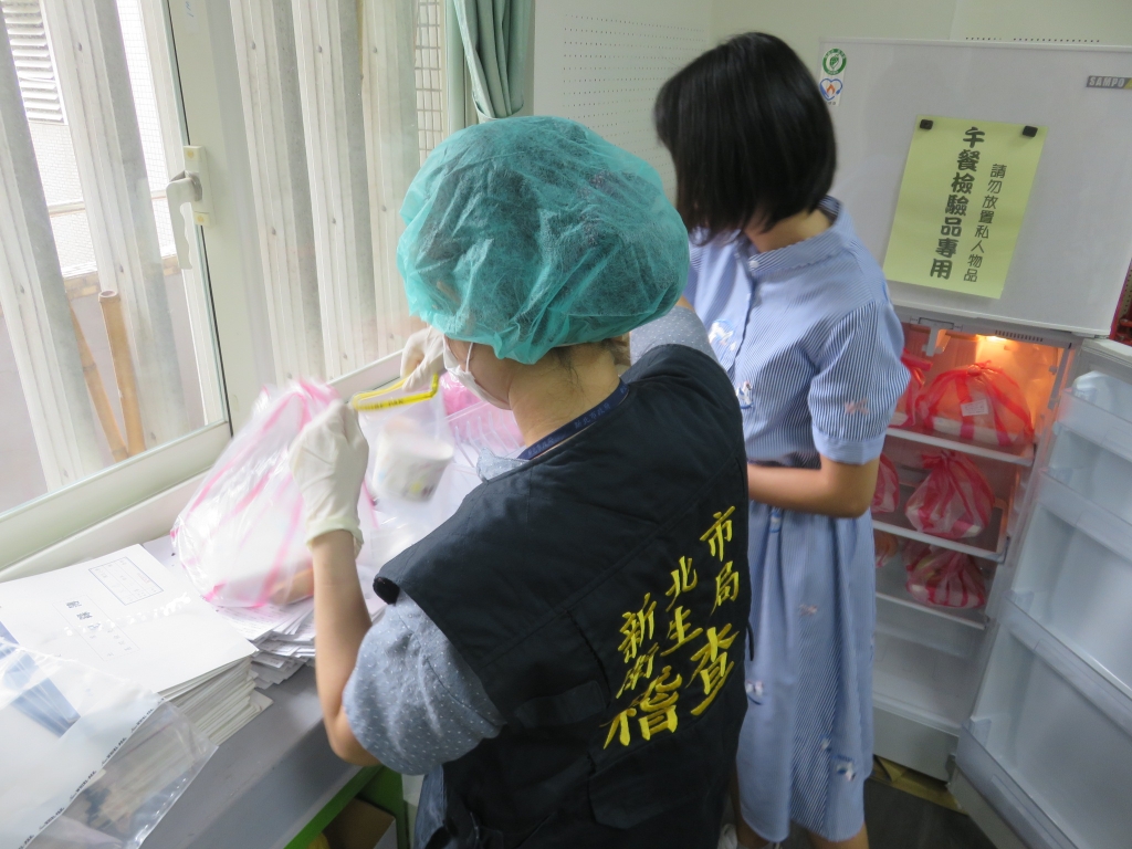 新北市衛生局稽查人員前往文德國小採檢。 圖：新北市衛生局／提供