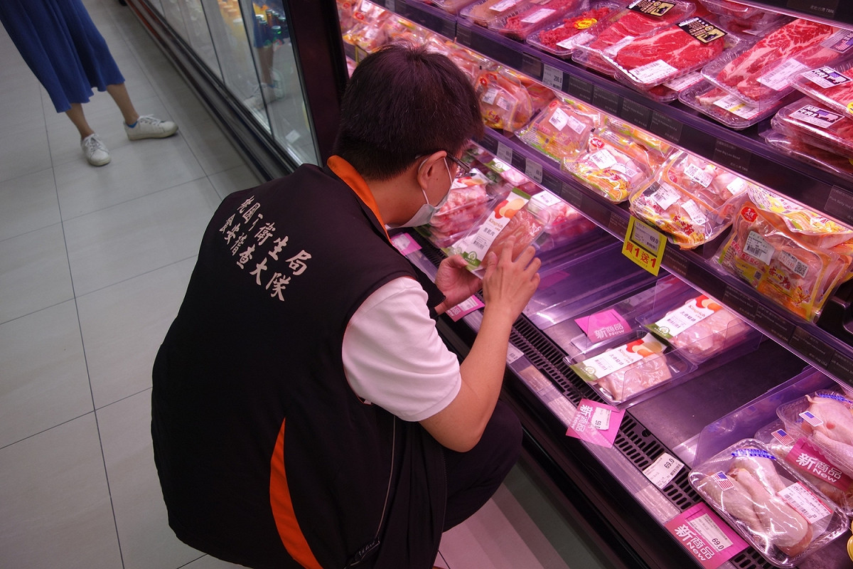 桃園市衛生局稽查人員針對賣場販受中秋節應景食品進行抽驗。 圖：桃園市政府衛生局／提供