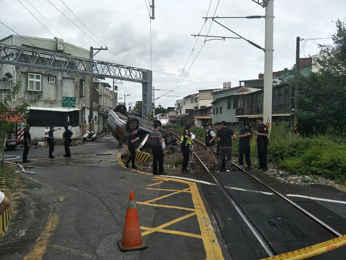 14時35分吉安=花蓮間發生轎車闖平交道遭撞事故，現場已經放行正常通車。 圖：台鐵／提供